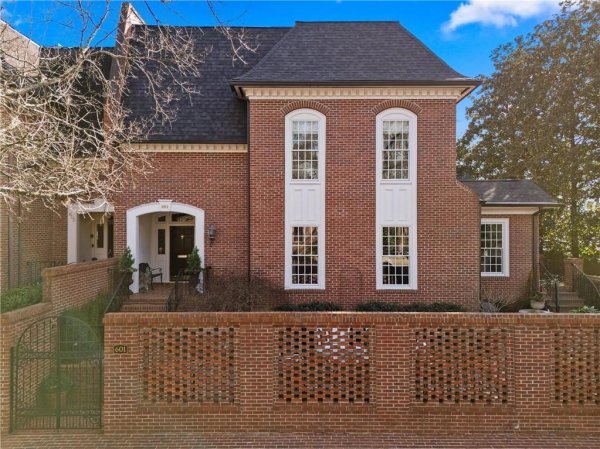 601 Townsend Pl Atlanta, GA 30327