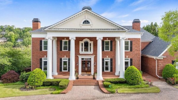 1075 Carnoustie Ln Alpharetta, GA 30005 1075 Carnoustie Ln Alpharetta, GA 30005